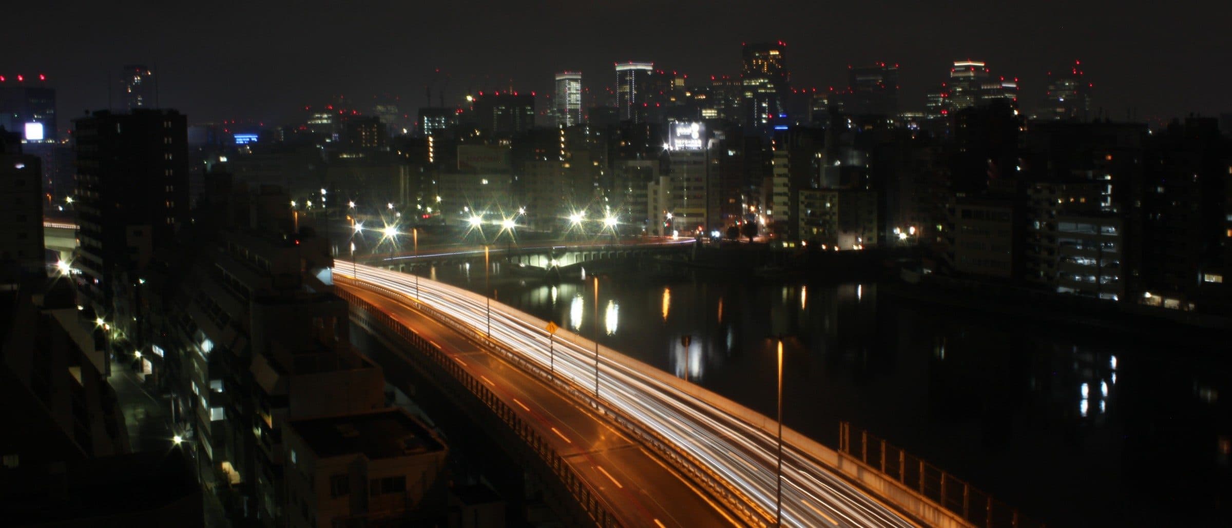 夜の高速道路のカーブ